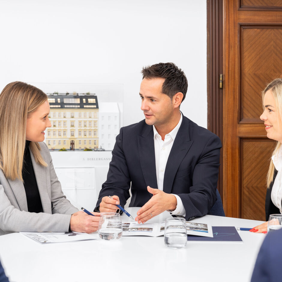 Das 3SI Makler-Team bei der Besprechung ihrer aktuellen Projekte.