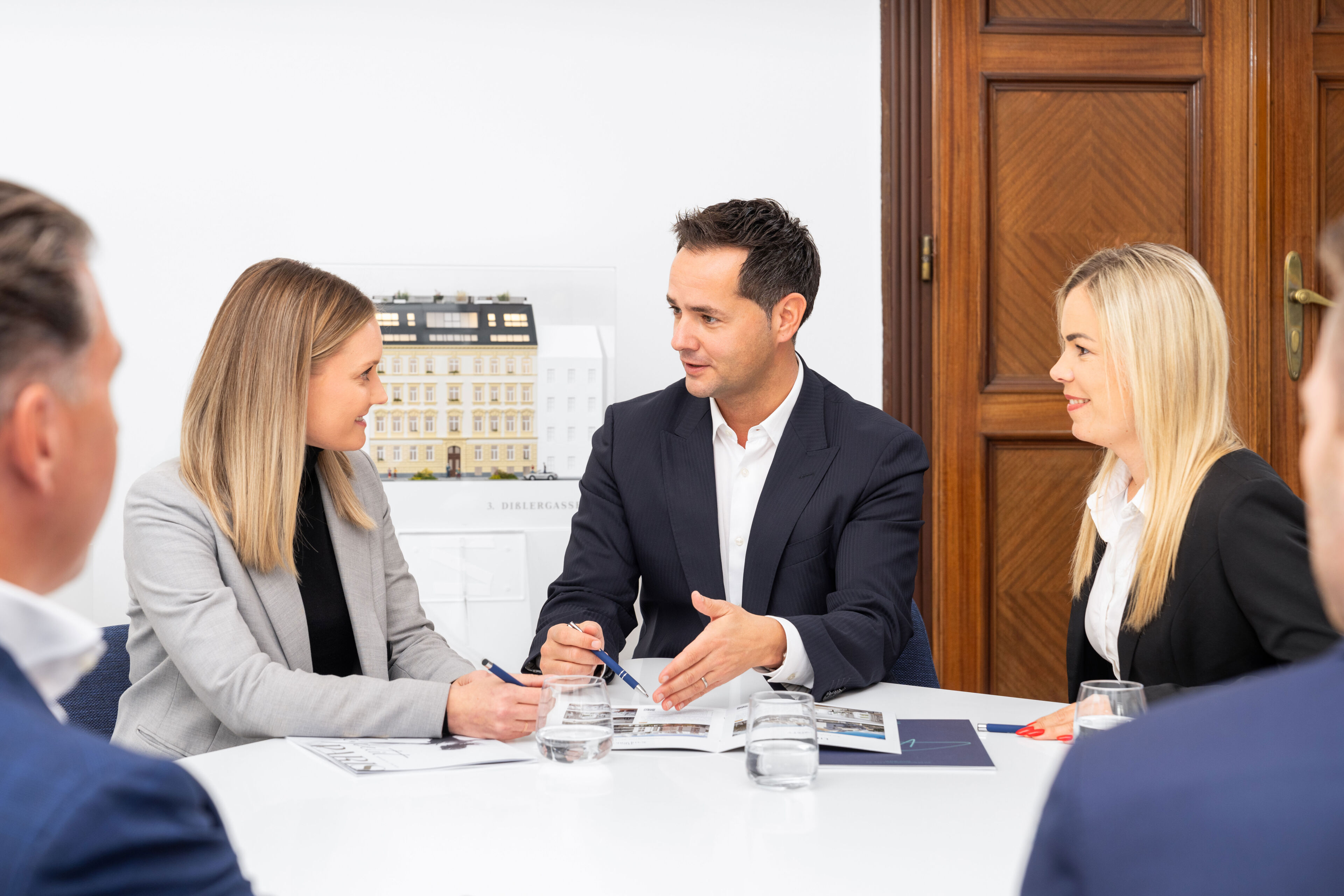 Das 3SI Makler-Team bei der Besprechung ihrer aktuellen Projekte.