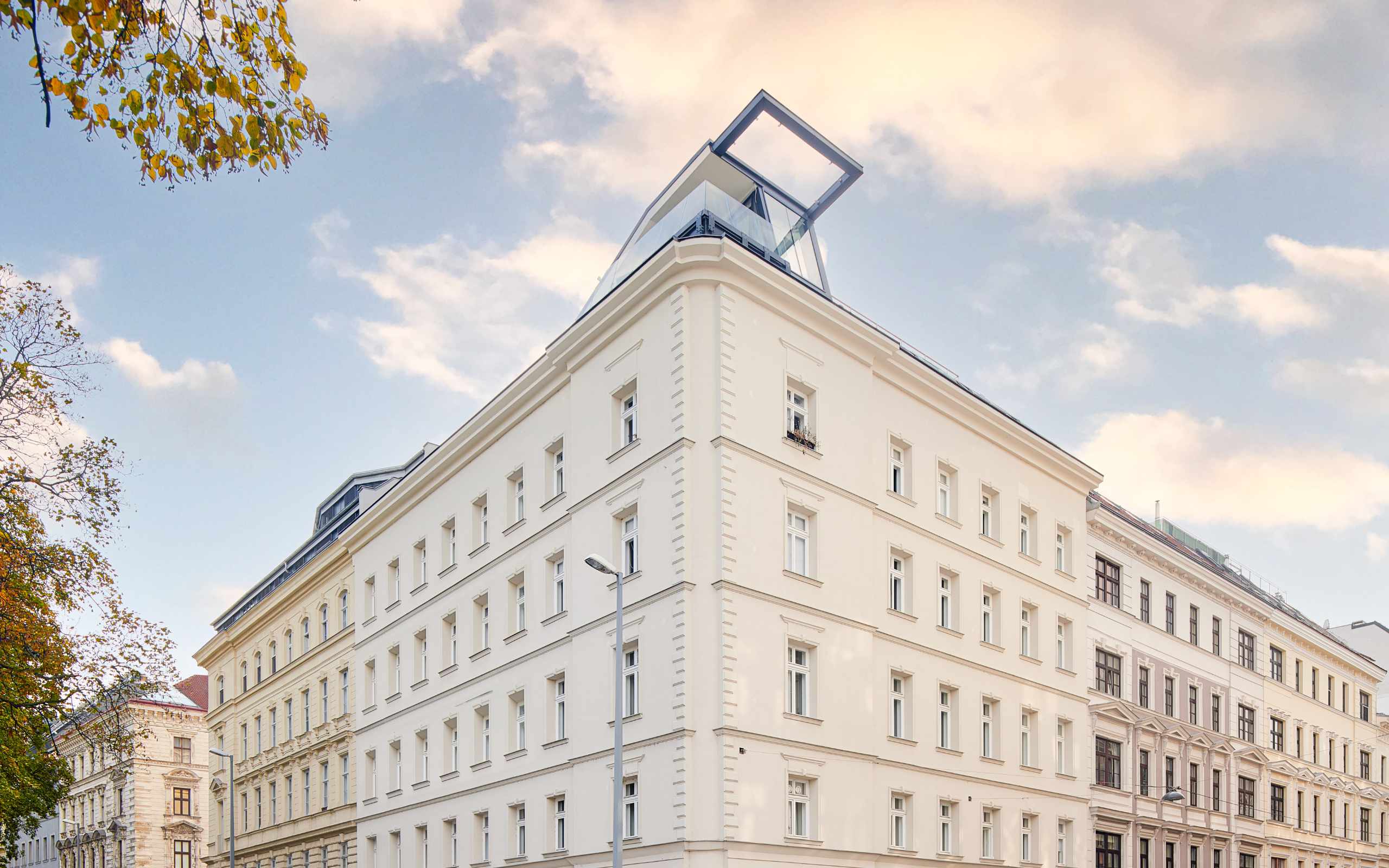 Wunderschöne Fassade des sanierten Zinshauses in der Rossauer Laende 17 1090 Wien