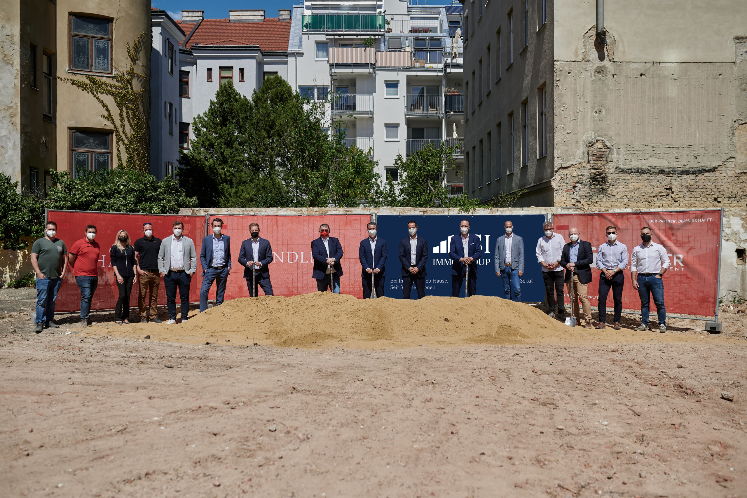 Spatenstich beim modernen Neubau in der Albrechtskreithgasse