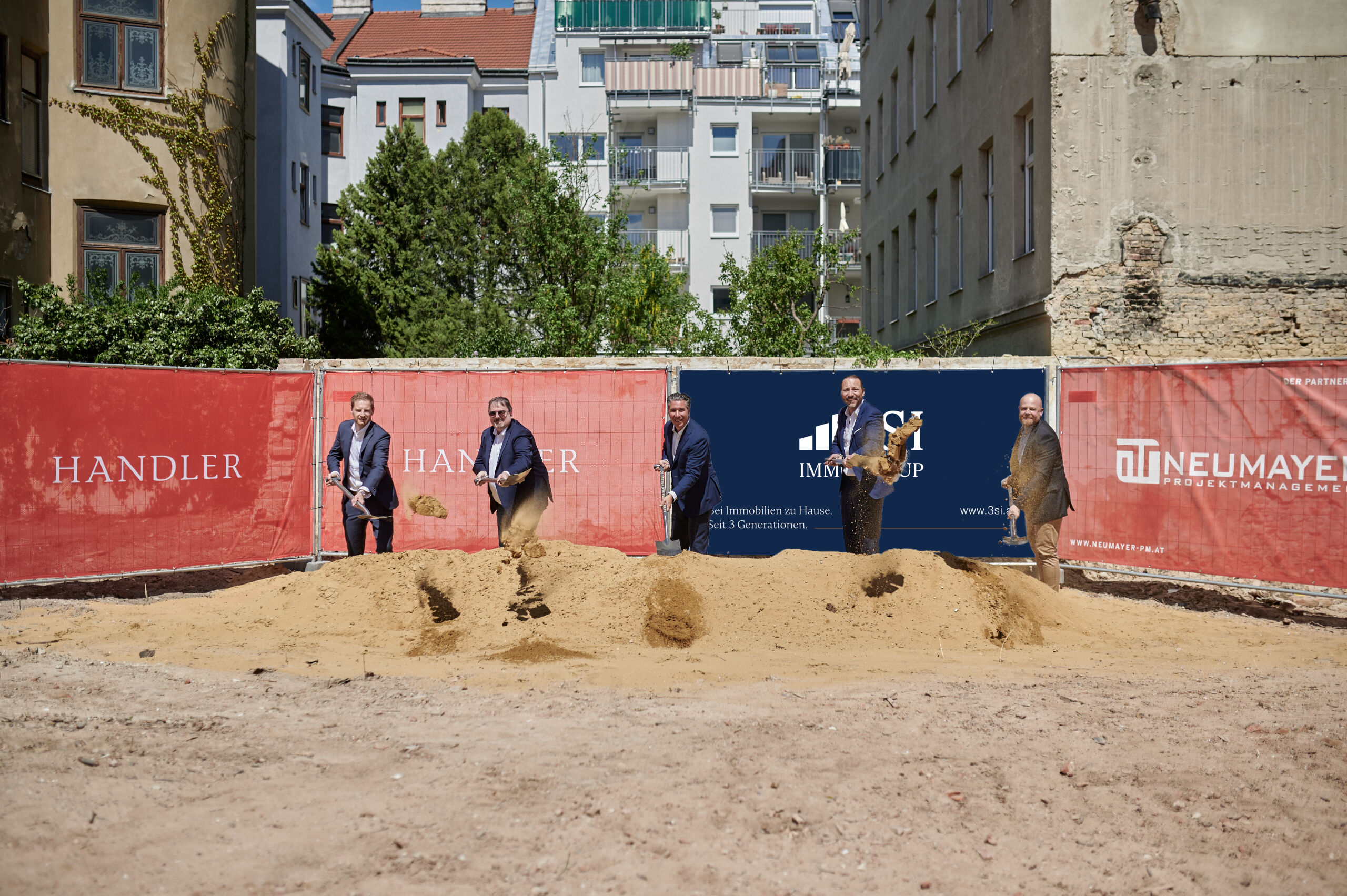 Spatenstich mit den Projektentwicklern des Neubaus in der Albrechtskreithgasse