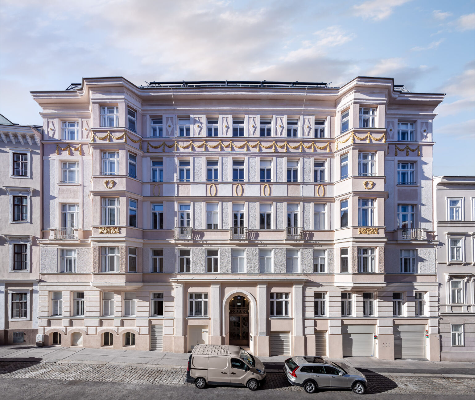 Die wunderschöne Fassade des Zinshauses in der Skodagasse erstrahlt nach der Revitalisierung in prunkvollem, neuen Glanz.