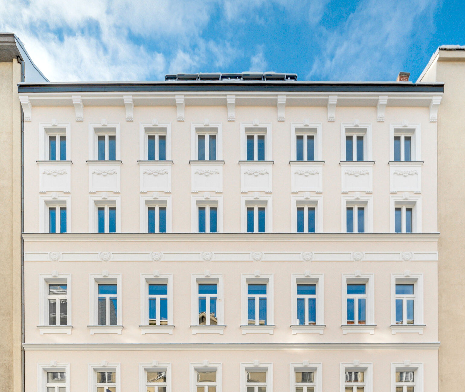 Prachtvoller Abschluss nach zwei Jahren Bautätigkeit: Der Gründerzeitbau in der Petzvalgasse 4, 1040 Wien erstrahlt nun in zartem Beige. 
(© 3SI Immogroup | 12-34 Media)
