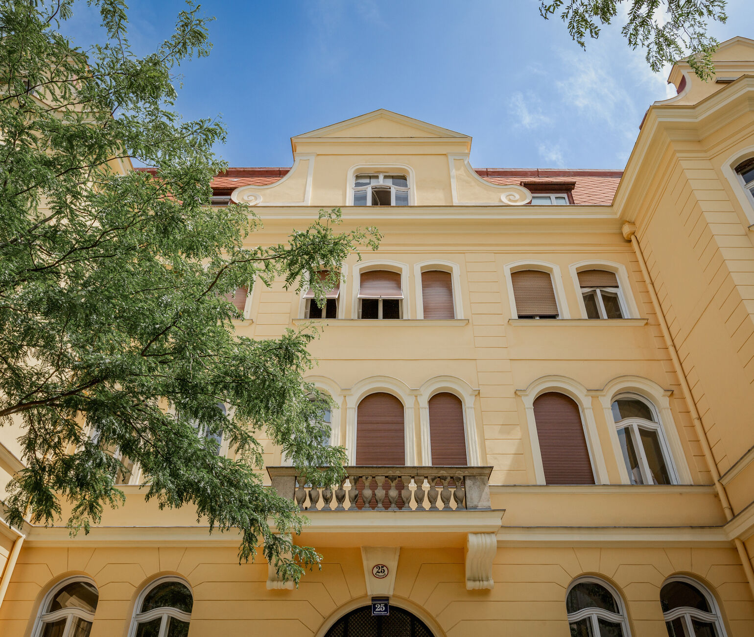 Ganz im imperialen Stil des Schlosses Schönbrunn präsentiert sich die hochwertig revitalisierte Jugendstilvilla unweit der ehemaligen Sommerresidenz des Kaisers.